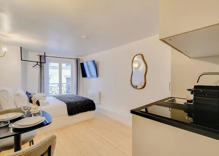 Comfortable In A Lively Area Apartment Paris