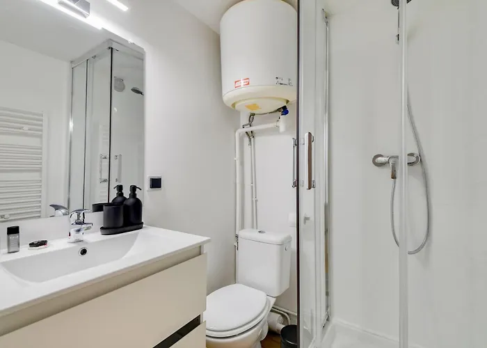 Comfortable In A Lively Area パリ